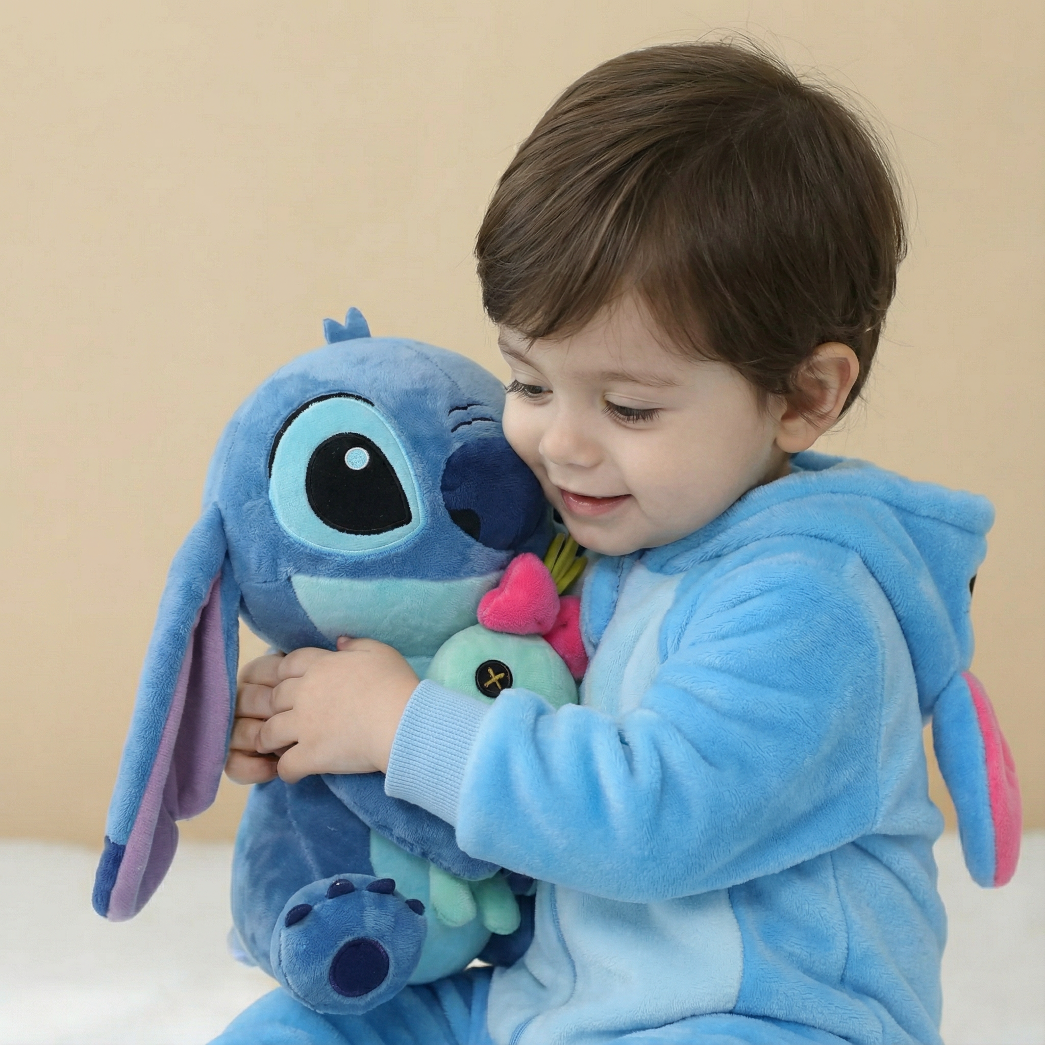 בובת סטיץ מחבקת