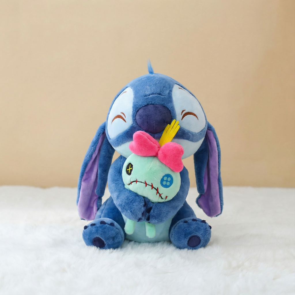 בובת סטיץ מחבקת