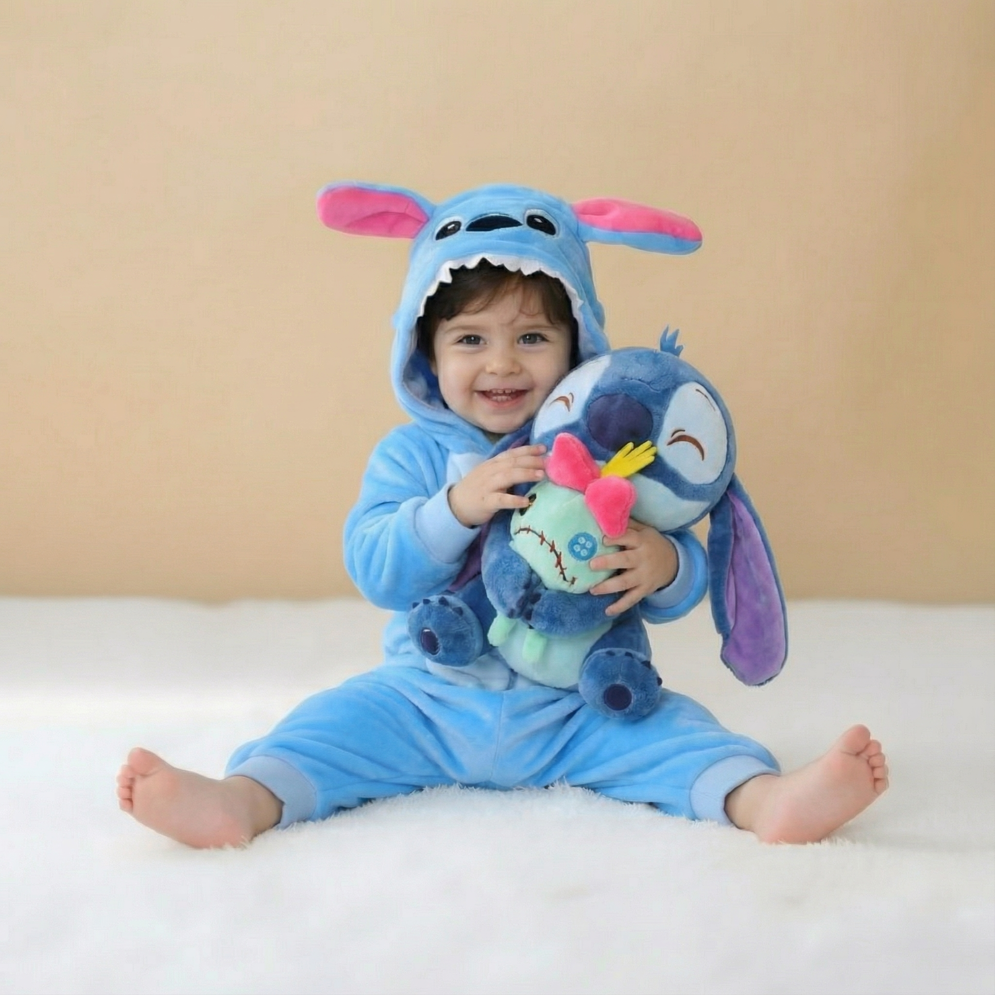 בובת סטיץ מחבקת