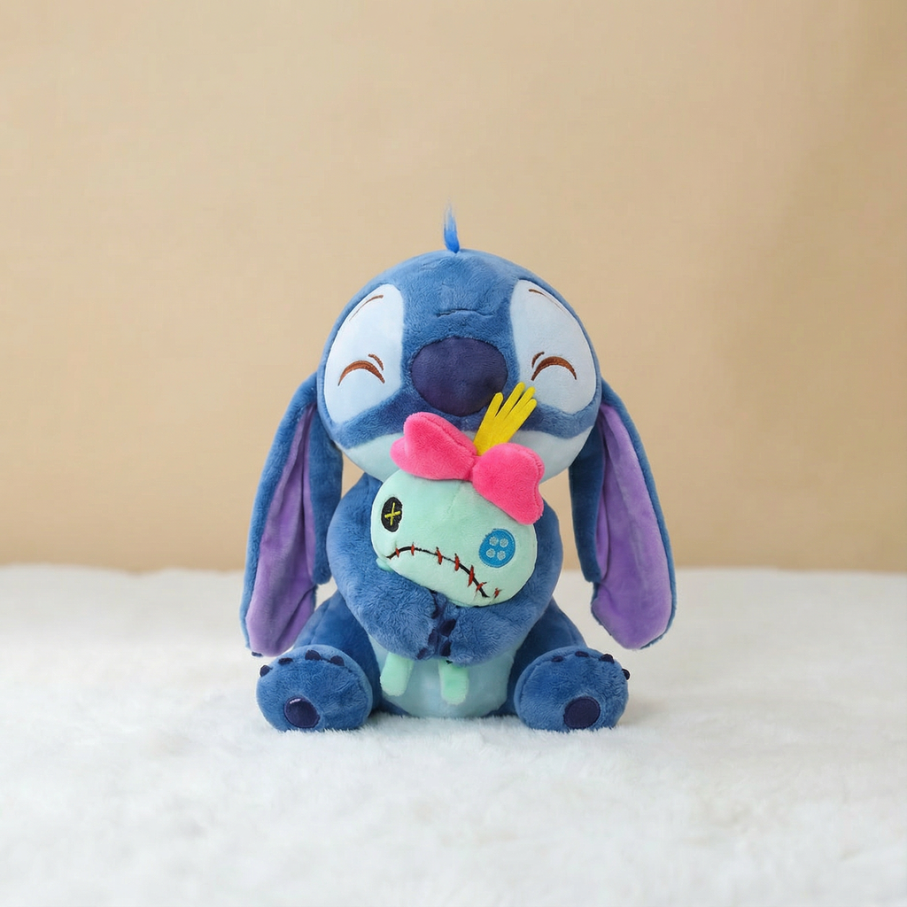 בובת סטיץ מחבקת