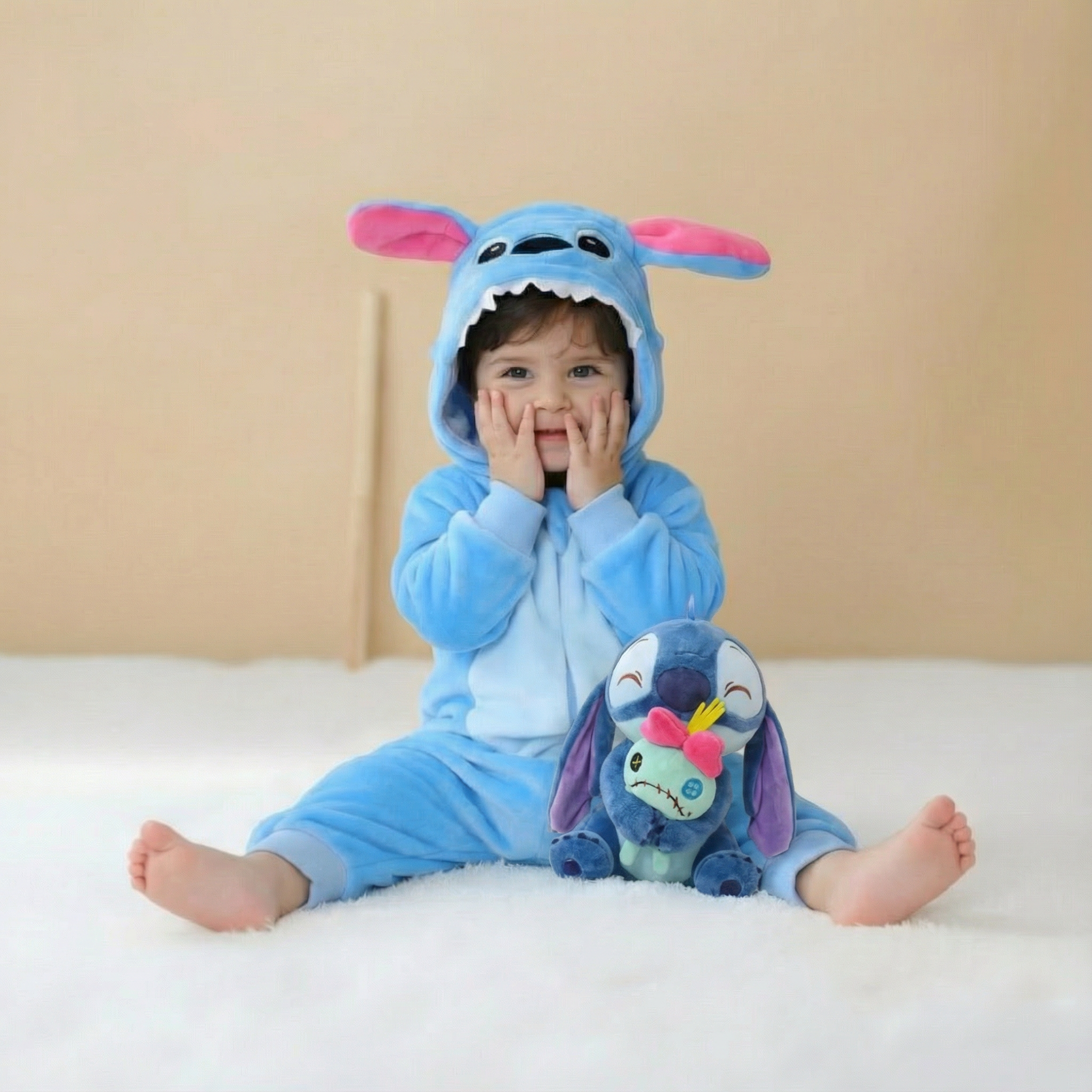 בובת סטיץ מחבקת